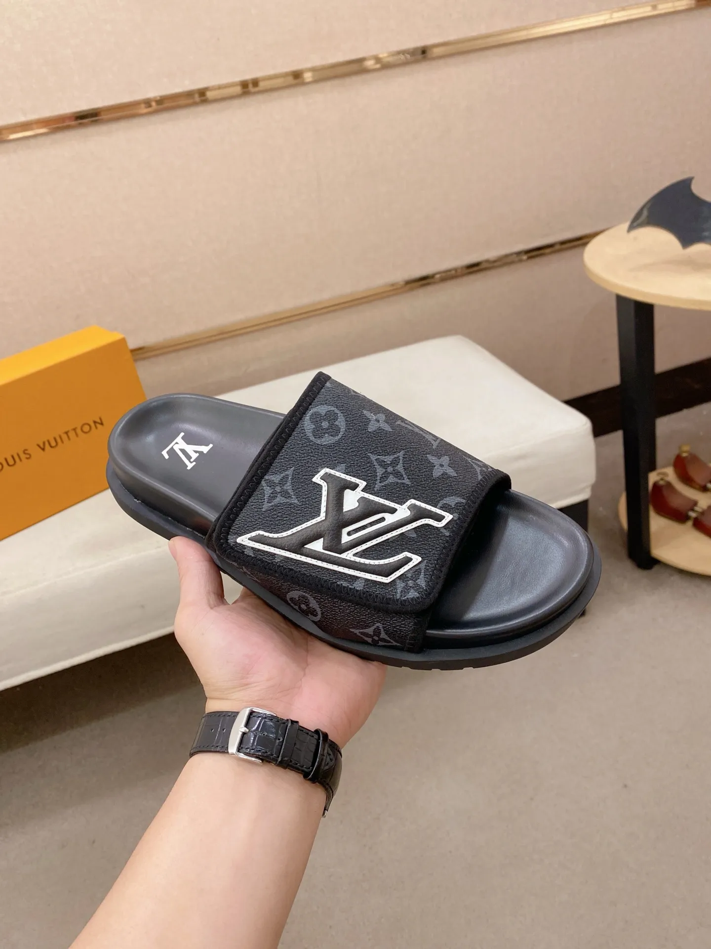 Men's shoes💰: 320💰Made by LV🔍Top purchasing agent, men's spring and summer slippers are available at the same counter. The uppers are made of cowhide imported from Italy, with logo graphics and high-quality craftsmanship. Soles: original soles specially provided by the original factory. Exclusive molded soles are super comfortable. Original goods with single order, 🔍🔍high quality, you can enter and exit the counter at will. Welcome to compare, code number 38-44. Can be customized45